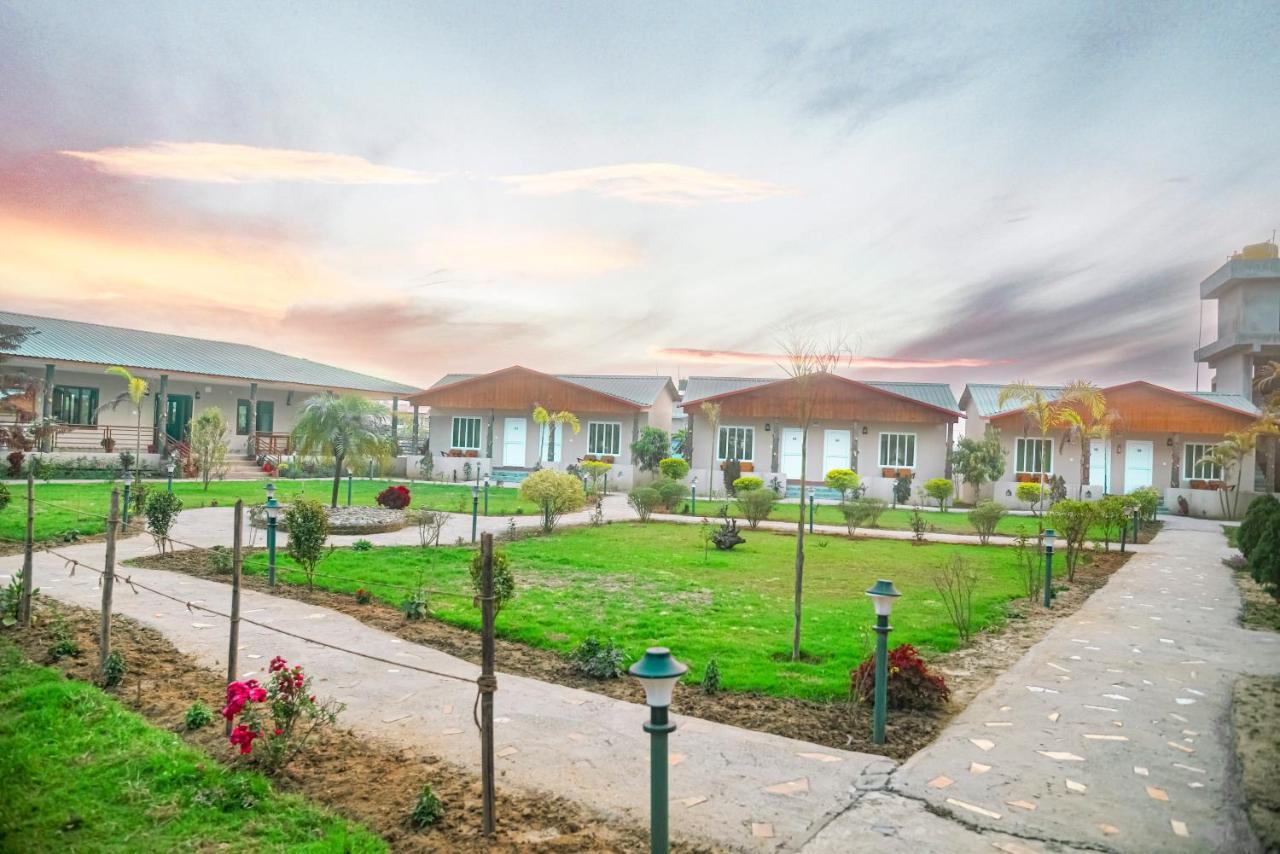 Hotel Greenland Safari Sauraha Esterno foto