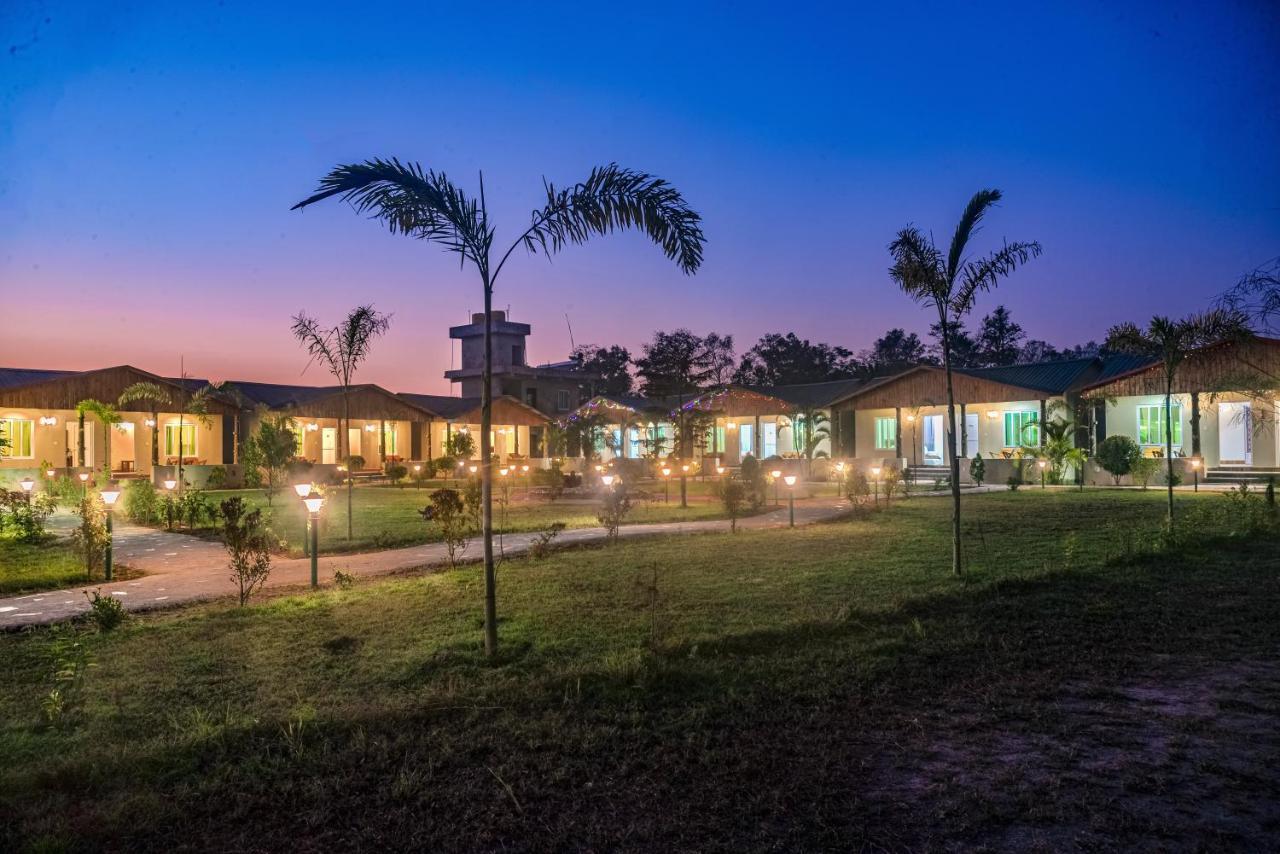 Hotel Greenland Safari Sauraha Esterno foto