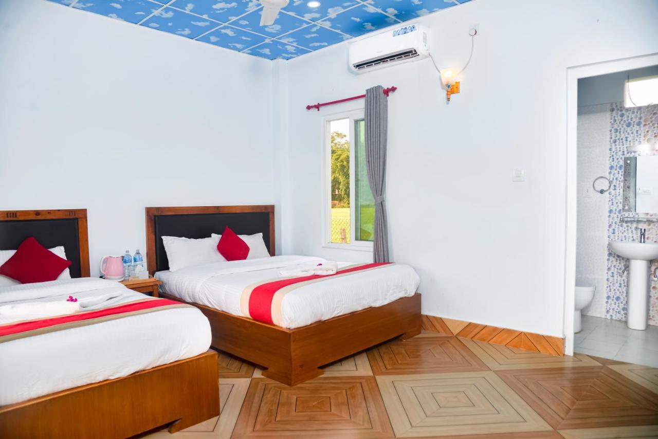 Hotel Greenland Safari Sauraha Esterno foto