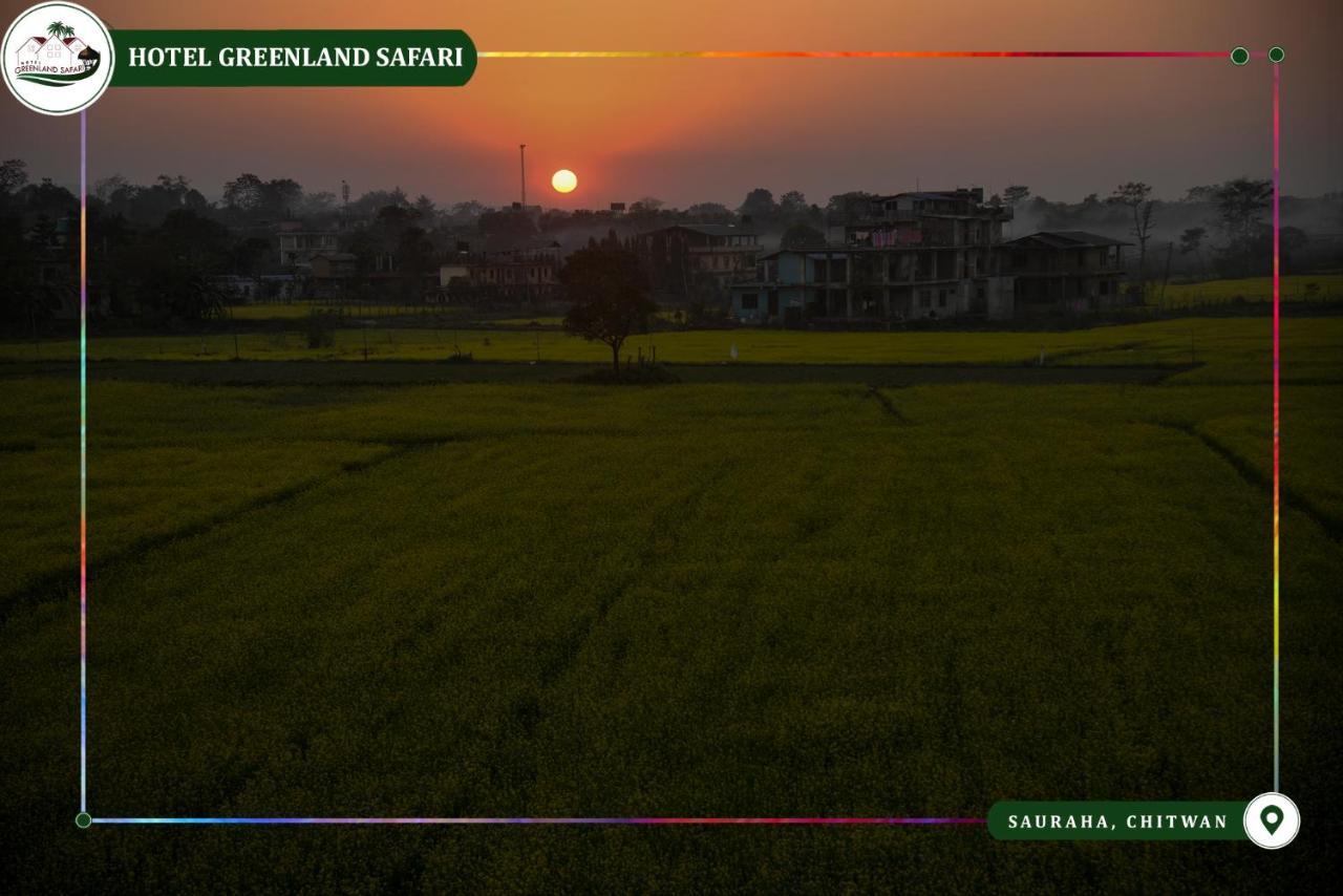 Hotel Greenland Safari Sauraha Esterno foto