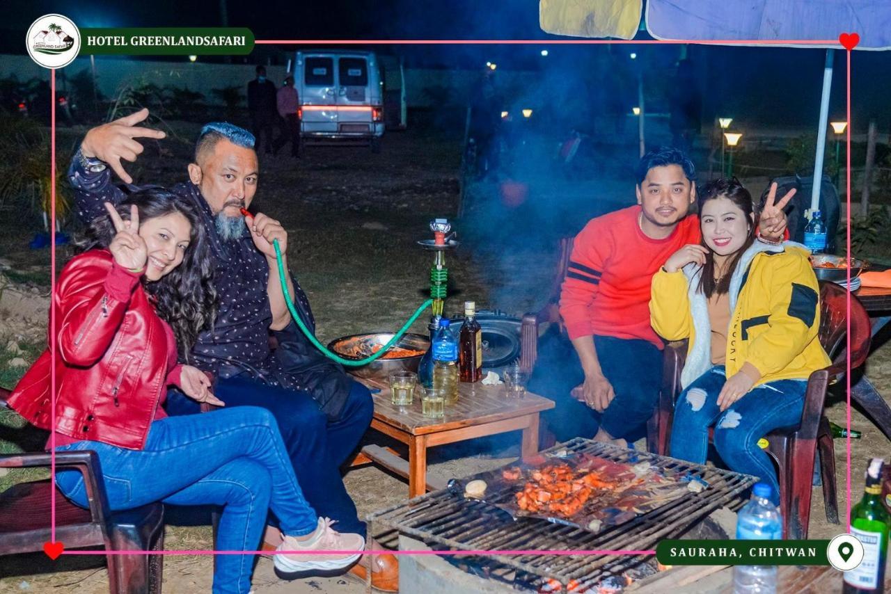 Hotel Greenland Safari Sauraha Esterno foto