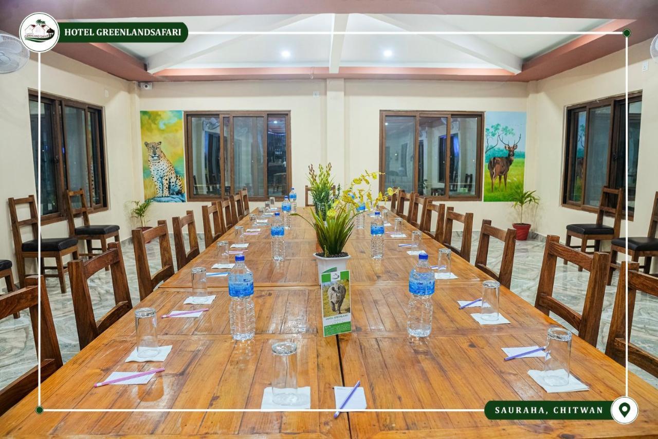 Hotel Greenland Safari Sauraha Esterno foto