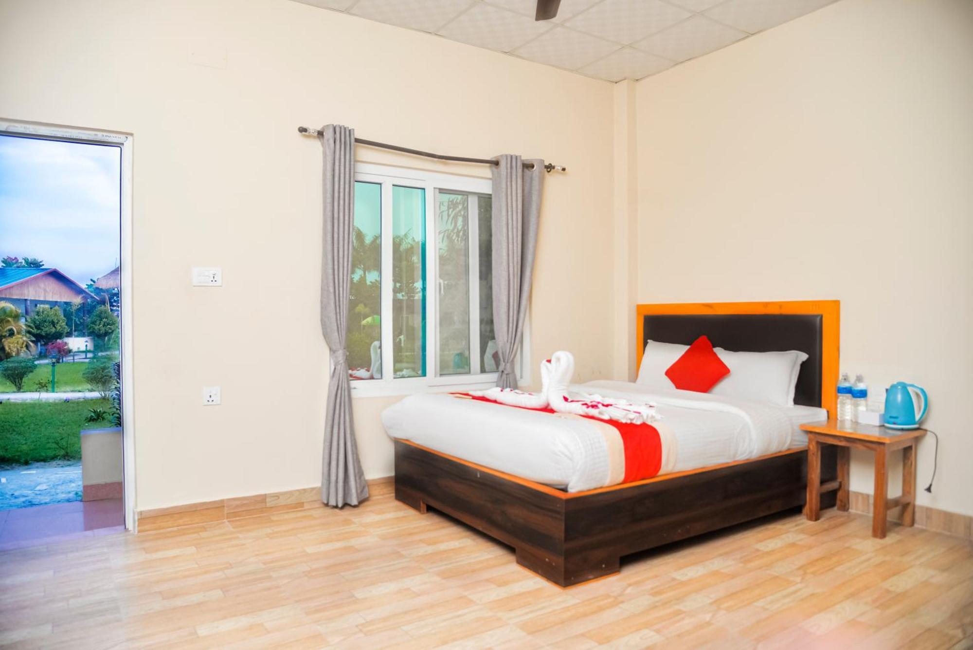 Hotel Greenland Safari Sauraha Esterno foto