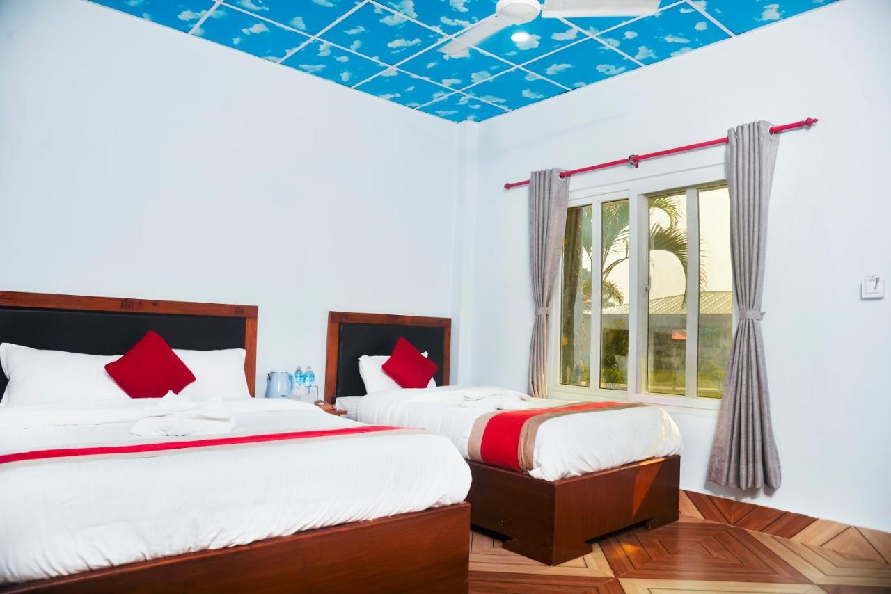 Hotel Greenland Safari Sauraha Esterno foto
