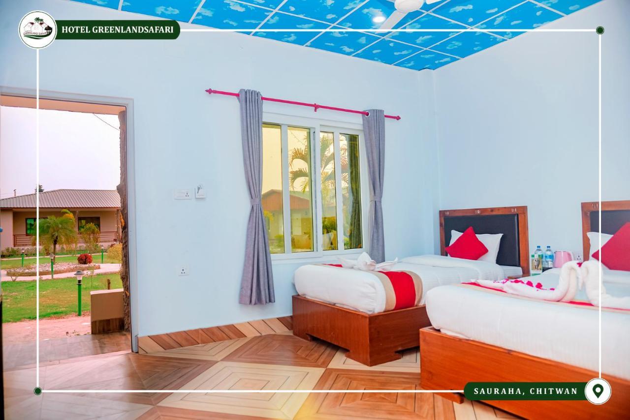 Hotel Greenland Safari Sauraha Esterno foto