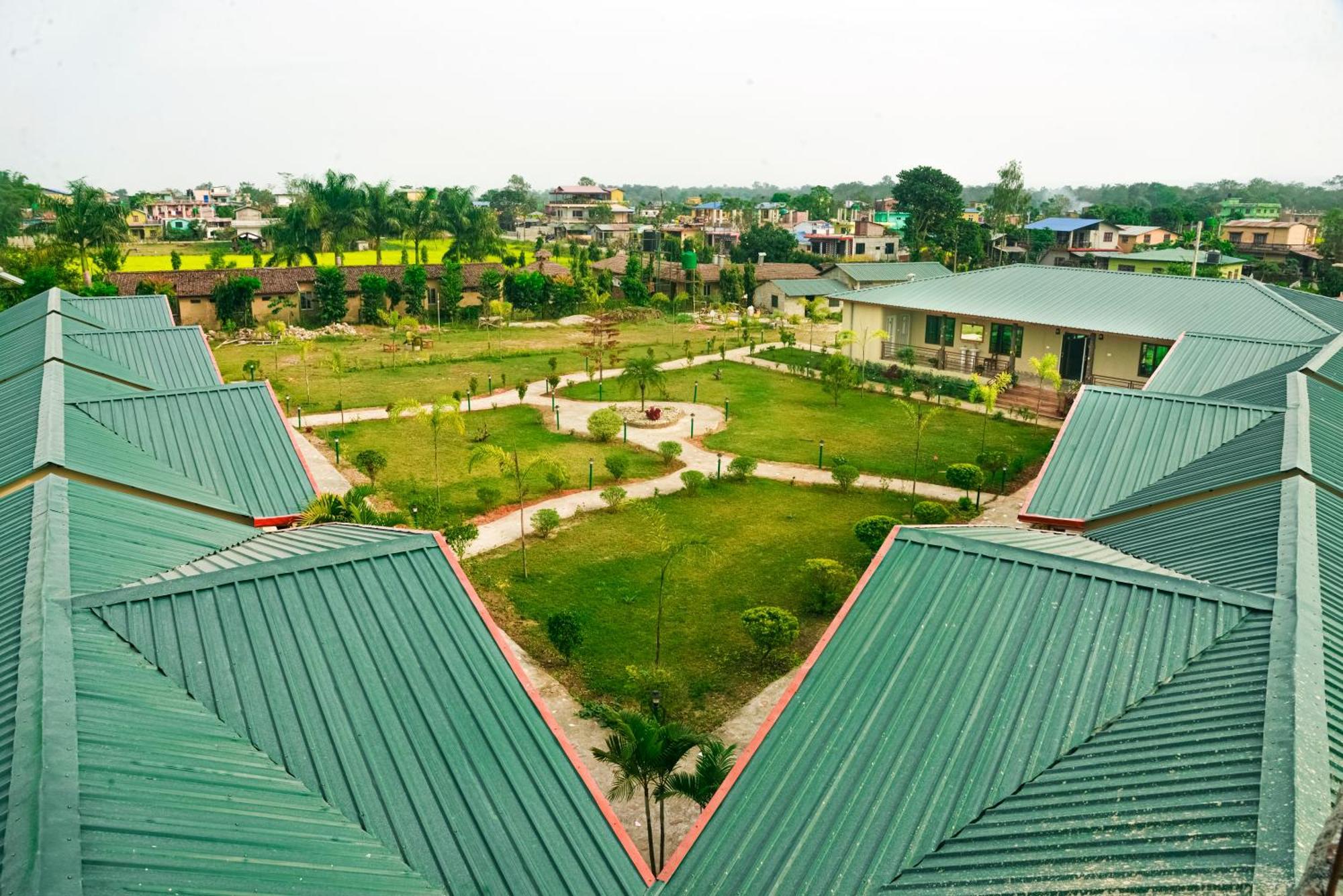 Hotel Greenland Safari Sauraha Esterno foto