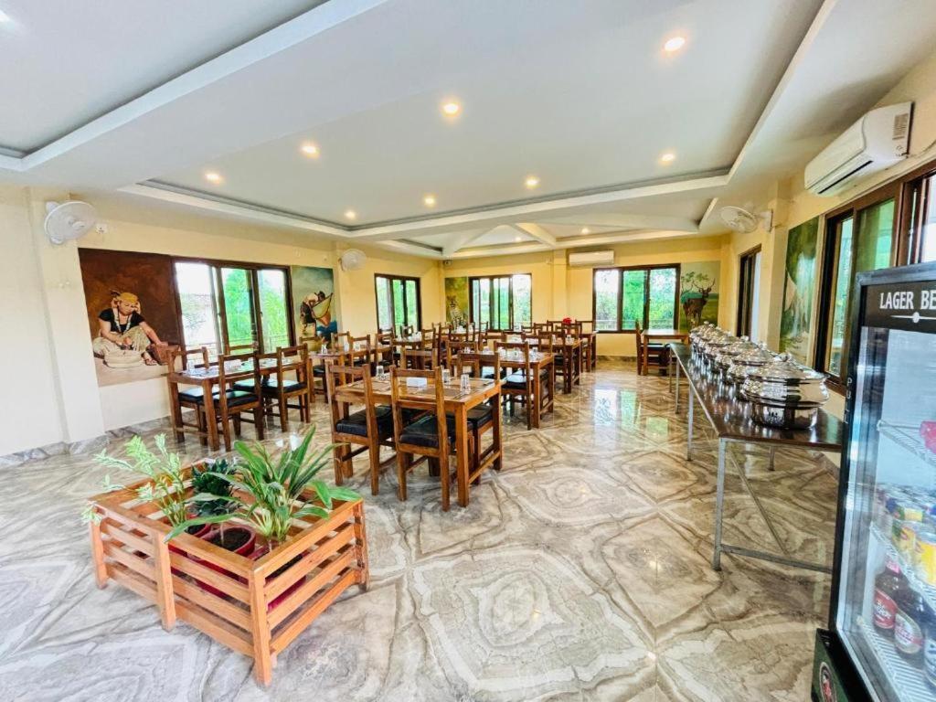 Hotel Greenland Safari Sauraha Esterno foto