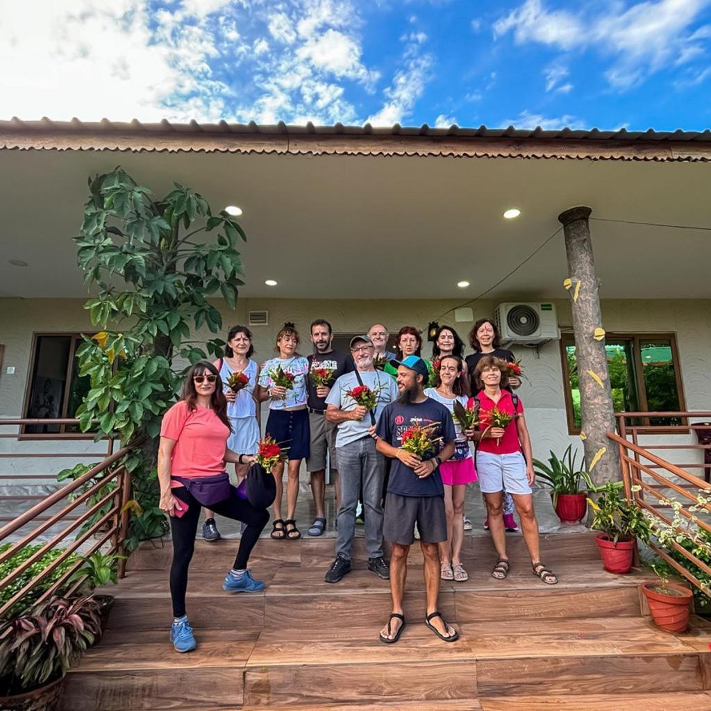 Hotel Greenland Safari Sauraha Esterno foto