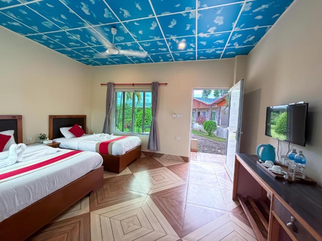 Hotel Greenland Safari Sauraha Esterno foto