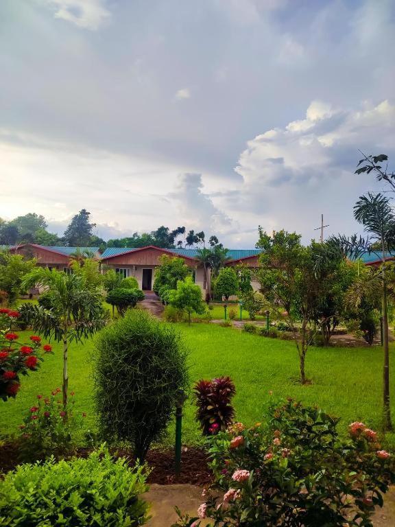Hotel Greenland Safari Sauraha Esterno foto