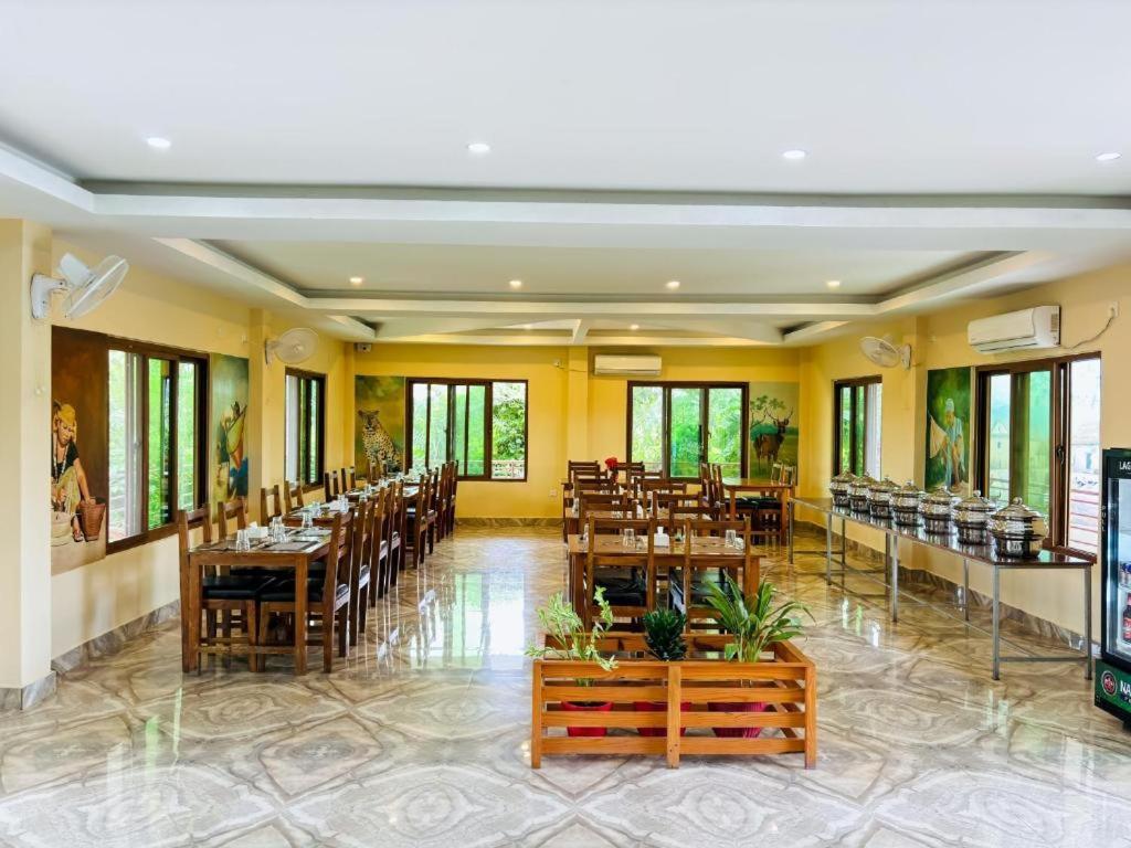 Hotel Greenland Safari Sauraha Esterno foto